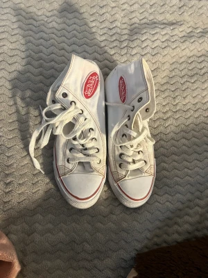 Von Dutch skor - Super snygga von dutch skor som inte kommer till användning längre! De är fortfarande i fint skick och har snygga röda detaljer! Vid frågor eller intresse är det bara att höra av sig:)