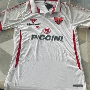 Fotbollströja - Helt oanvänd sällsynt fotbollströja med ett lag från italien, tröjan är av mycket bra kvalitet (player edition),