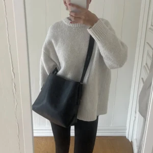 väska - svart väska, aldrig använd. lånad bild 💕