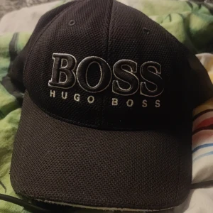 gammal Hugo Boss keps  - möts i Stuvsta och Visättra möts i Huddinge också om det funkar bättre 