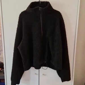 Tröja/kofta, fluffig - Jacka? Hoodie? Kofta? Vet inte vad det kategoriseras som men fluffig och knappt använd är den. Går att dra åt nertill, dragkedja vid hals.