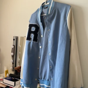 Tunn jacka  - Säljer denna då den aldrig kommer till användning. Köpt från Shein. 