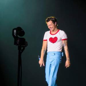 En liknande tröja som Harry Styles hade i Stockholm under Love on Tour. 💖🫶🏻