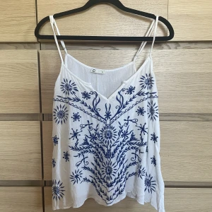 Topp / linne med brodyr - Fin vit topp / linne med blå brodyr Bra skick  Justerbara remmar 