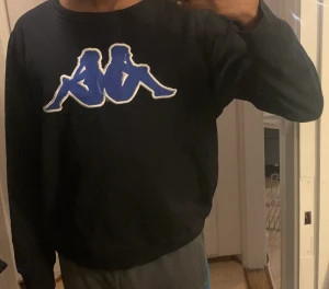 Kappa tjocktröja  - Svart tjocktröja från Kappa. Lite slitage på loggan som inte märks av