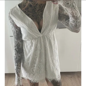 Nelly - Vit playsuit, spets, strl S  - Playsuit från Nelly i storlek S 