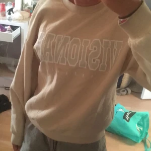 Långärmad  - Långärmad tröja beige från Gina tricot. Jätte bekväm och skön, inte min stil. Knappt använd. Storlek XS