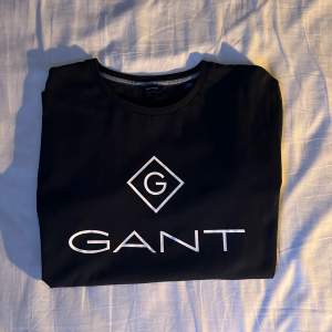 Det är en svart Gant T-shirt u mycket fint skick, skriv privat för fler bilder.