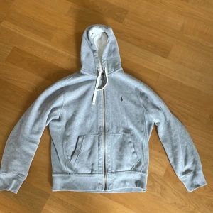 Polo Ralph lauren zip up - Använd i 2 månader. Ny pris 1200. 