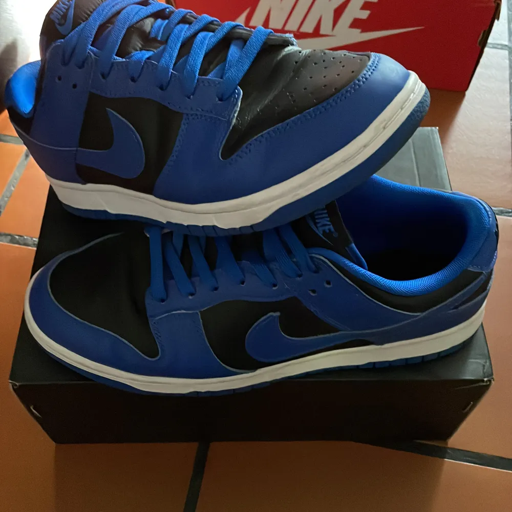 Nike dunks cobalt, köpta på JD sports för 1 år sen men bara använda 2-3 ggr. Skick 9/10. Storlek 44.5 ( små i storlekarna ). . Skor.