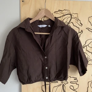 Topp i linne från & Other Stories - Superfin brun topp i linnemix från & Other Stories. Endast använd en gång, så den är i superfint skick. Hojta om du funderar över något! 