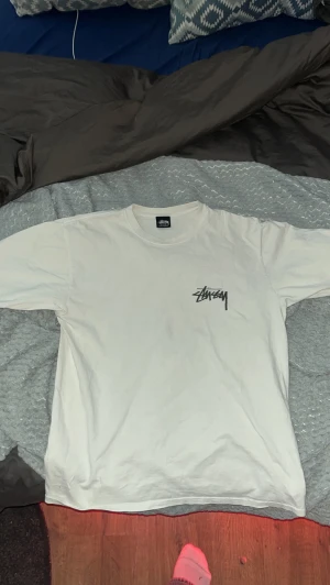 Stussy T-shirt  - Säljer min riktigt feta t-shirt som är köpt från stussys hemsida. Den säljs inte längre så därför svår att få tag på. True to size!