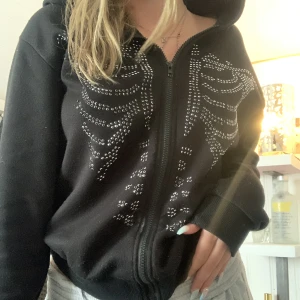 Tröja  - En fin tröja med ett skelette på, använd få gånger men det ät i bra skick🩷