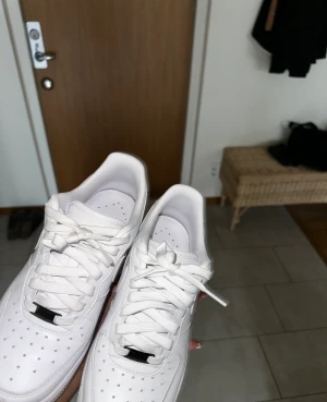 Nike air force nya - Dom nya nike air force med skinn på insidan, kostade 1.600 kr nypris och kvitto finns Dom är knappt använda och de e storlek 38,5 