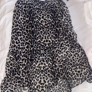 Väldigt fin omlott kjol i leopard mönster, använd några fåtal gånger 