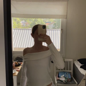 Off Shoulder Tröja  - Vit off shoulder tröja från hm, säljer då jag köpte fel storlek helt oanvänd bara testad, pris går att diskutera vid snabb affär 💕original pris 150💕