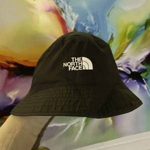 Buckethat - Oanvänd north face buckethat. Svalt material. Passa på 😍