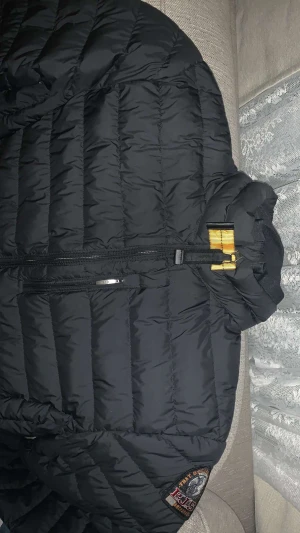 Parajumper jacka, Inga repor eller fel på den. Säljer för att jag tröttnat på den och letar efter något nytt. Priset kan diskuteras.  - Fin, inga slitage, bra för alla väder