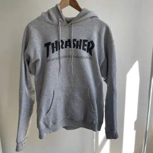 thrasher-hoodie i storlek M. Välanvänd med några små hål och missfärgning på vissa ställen, pm för fler bilder