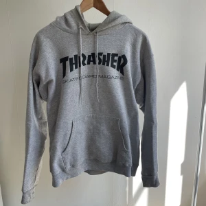 Thrasher hoodie - thrasher-hoodie i storlek M. Välanvänd med några små hål och missfärgning på vissa ställen, pm för fler bilder