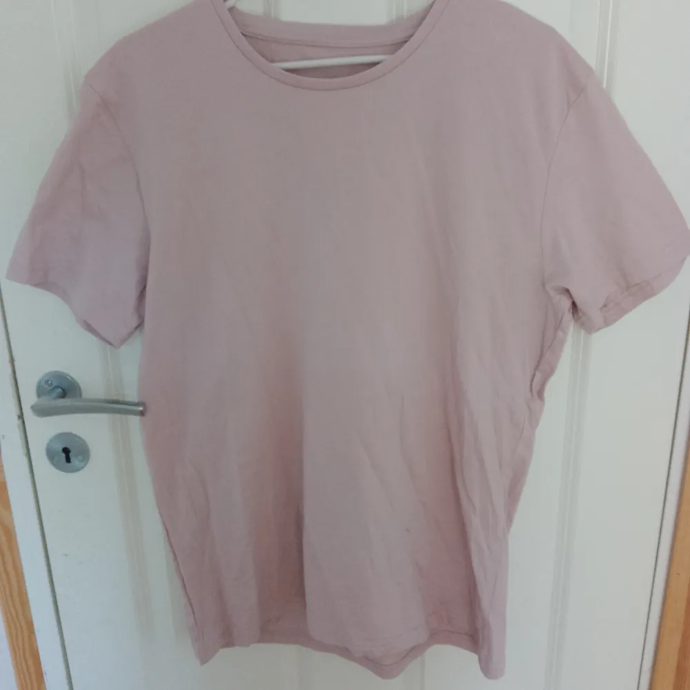 En rosa tshirt från KappAhl som inte är använd.. T-shirts.