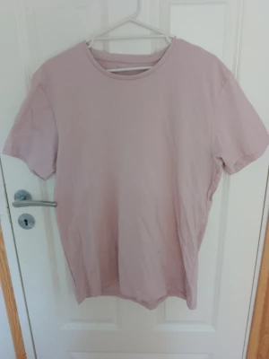 Rosa tshirt  - En rosa tshirt från KappAhl som inte är använd.