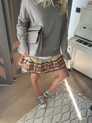 Zara kjol - Säljer denna eftertraktade zara kjolen!! Knappast använd🙌🏻 så snygg till en tröja över 💕💕 skriv för fler bilder 