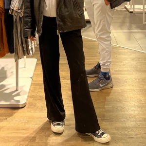 Kostymbyxor - Super enkla svarta kostymbyxor från zara! Behov av fler bilder?, fråga så skickar jag!💞