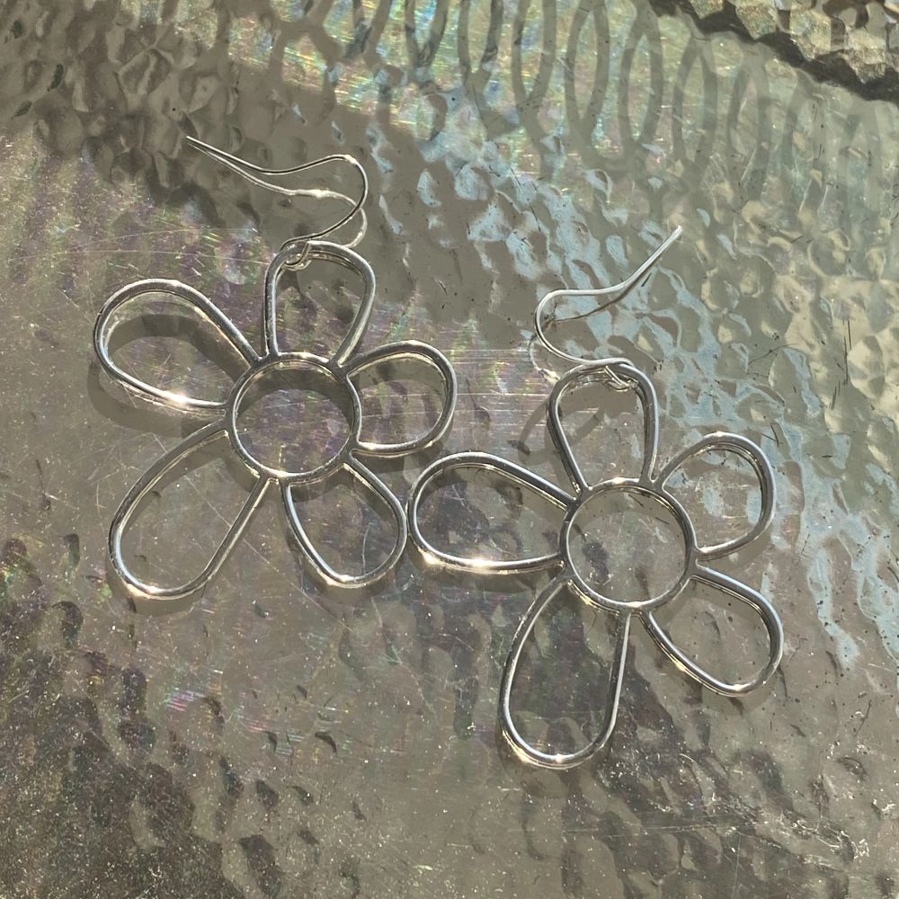 säljer dessa örhängen med blommor! krokar i sterling silver 🌟 pris 49kr + 15kr frakt, betalning sker via swish! går även att få som halsband, alltså hänge + band :). Accessoarer.