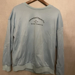 Blå baseball tröja - Fin blå baseball/sweatshirt. Köpt från shein, men ändå i fint skick. Andvände främst denna på sommarkvällarna🤩