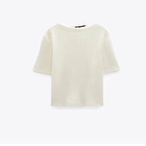 Vit tröja - Säljer min T-shirt från zara, väldigt bra skick  Lånad bild