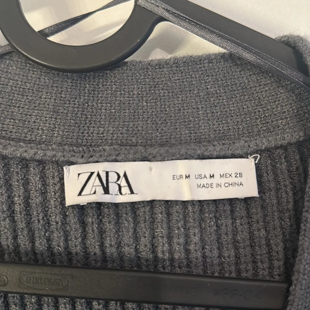 Säljer nu min fina stickade kofta från Zara pga att den inte kommer till användning. . Tröjor & Koftor.