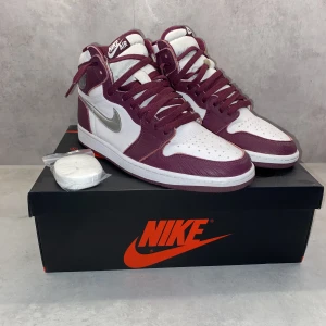Jordan 1 Bordeaux - Säljer dessa pga av att jag inte använder dom. Skorna är väldigt sparsamt använda och därför i bra skick. Skriv privat för mer bilder eller frågor. Priset är inte hugget i sten