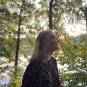 Prickig topp med balkong ärmar - Var en stor favorit i garderoben förut. Svart topp med rosa/aprikos färgade prickar. Ärmarna är lite ballong aktiga. Materialet är mycket tunnt vilket är väldigt skönt. (Första bilden är gammal)