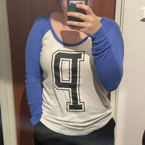 Långärmad tröja från Pink  - Långärmad tunn tröja med blå ärmar från Pink Victorias secret. Storlek xs 