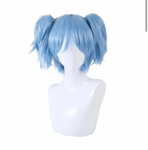 blå peruk - blå/sally face peruk, jättefin men kommer ej till användning längre. man kan ta av och på pigtailsen då dom sitter fast på hårspännen.