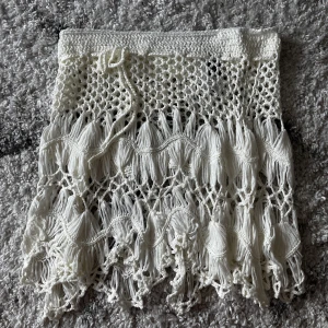 Kjol - Strandkjol med virkningar på, kan även knytas i midjan 🫶🏻 aldrig använd