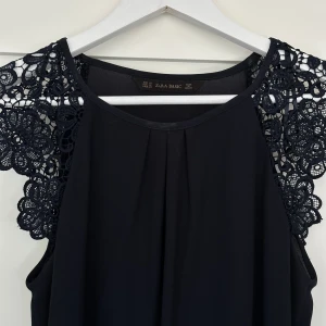 Topp med spets - Fin topp från zara med spetsdetaljer, den är mörkblå och endast använd fåtal gånger. Storlek M 🦋