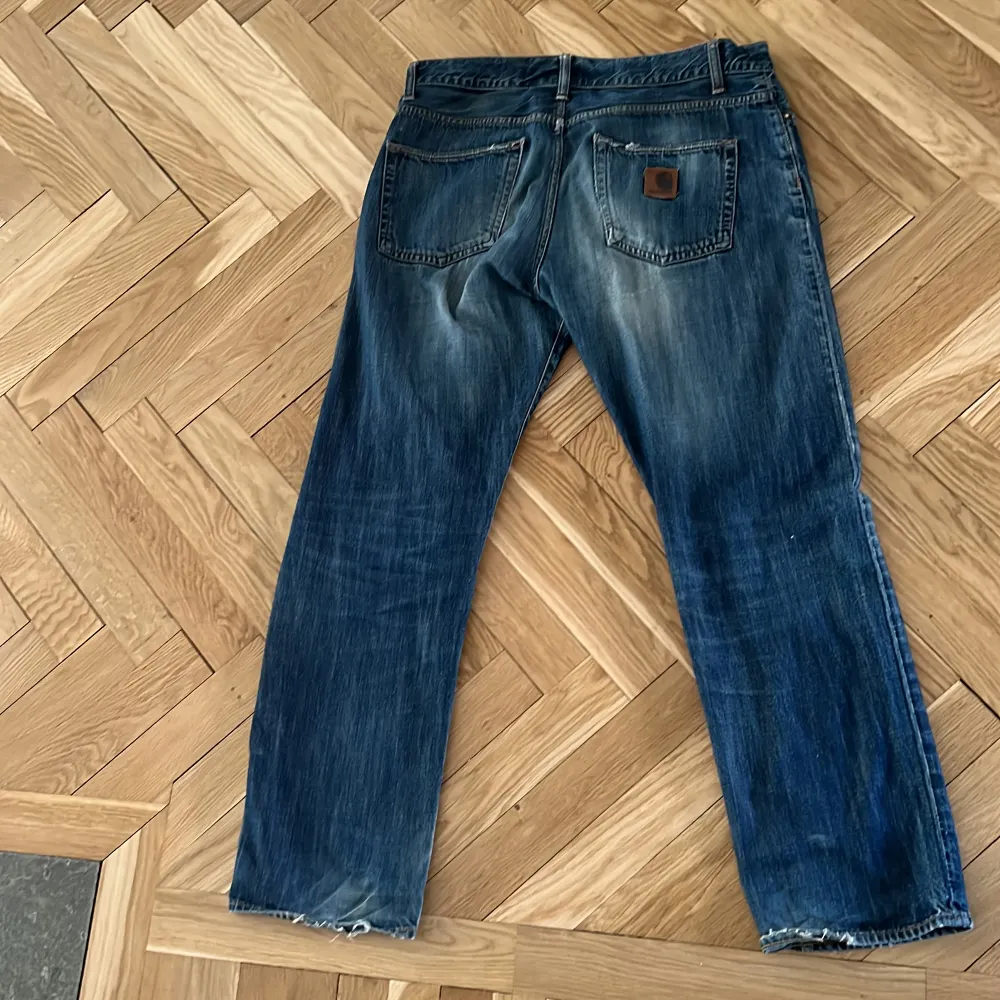 Raka carhartt byxor, 34x31 de sitter bra och baggy, väldigt vintage och skitsnygg färg. Jeans & Byxor.