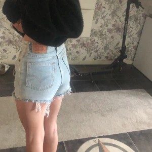 Levis shorts - Säljer mina älskade Levis shorts då dem inte kommer till användning💓det står ingen storlek i shortsen men de sitter tight och bra för mig som har storlek xs/s! Kan diskutera pris vid snabb affär