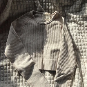 Tränings tröja - En jättefin beige träningströja i det tjockare matrialet från Aimn. Superbra kvalite.