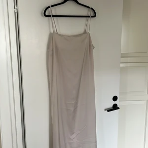 Satinklänning  - Vit/Beige Satinklänning från H&M, midi-längd Nyskick Storlek: M