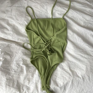 Body med snörad rygg NA-KD - Ribbad grön body från NA-KD med snörning i ryggen