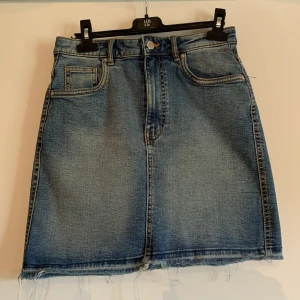 Jeanskjol från Zara - Jeanskjol från Zara. Knappt använd pga för liten. Storlek S. 