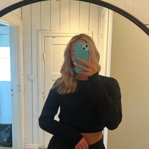 Croppad tröja - Croppad tröja i ribbat tunt material från Nelly i storlek s