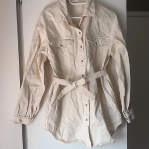 Jeansjacka - Superfin jeansjacka vit/creme färg. Använd endast en gång, så den är i nyskick. Nypris var omkring 600kr