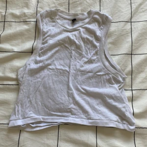 Vitt linne  - Säljer ett vitt linne i storlek XS/S. 