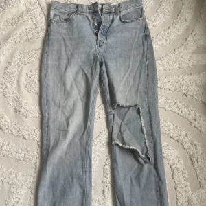 Jeans från zara  - Jättecoola midwaist bootcut/raka jeans från zara! 