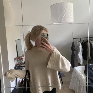 Stickad tröja - Säljer min älskade stickade tröja, den är typ beige eller krämvit, perfekt till sommaren🌸