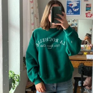 Mörkgrön sweatshirt - Bra passform o jätteskön på insidan, från Gina tricot. Nyskick